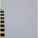Detalle grabado buho, nubes y estrellas en cuna IKID